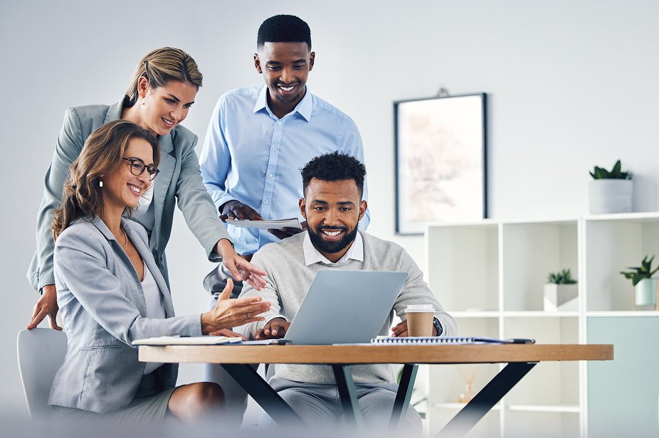 Team bei der gemeinsamen Arbeit an einer Enterprise-Service-Management-Strategie