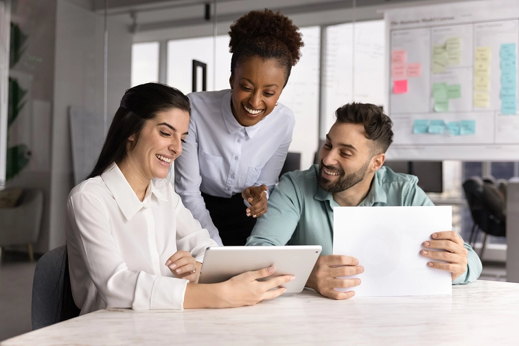 On-Demand-IT-Fachleute bei der Zusammenarbeit mit dem Kundenteam